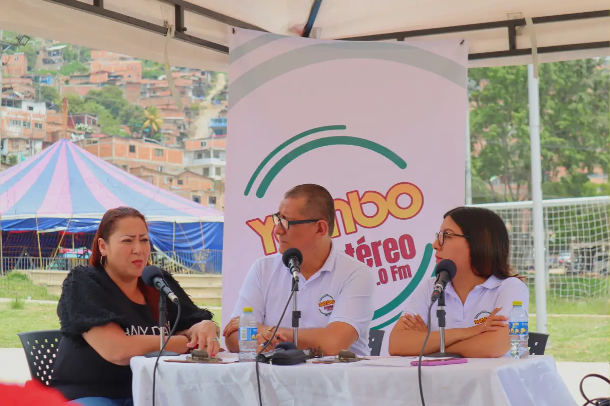 Comunidad participante en actividades de Yumbo Estéreo